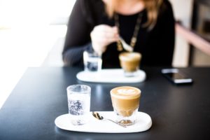 Une personne deux cafés